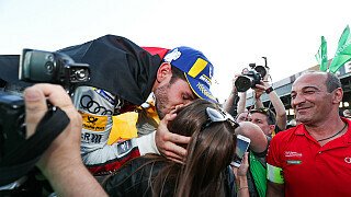 Formel E Berlin: Daniel Abt feiert Sieg - Kuss für die Freundin Formel E Berlin: Daniel Abt feiert Sieg - Kuss für die Freundin