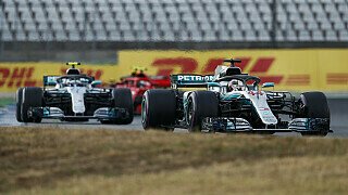 Deutschland 2018: Schon einmal gelang Lewis Hamilton eine spektakuläre Aufholjagd: Nach einem Motorschaden im zweiten Qualifying-Segment startet der Brite nur von Platz 14 in den Deutschland-GP. Während sich der Mercedes-Pilot durch das Feld kämpft, enteilt die Spitze. Zur Rennmitte liegt Hamilton einsam auf Platz fünf, ehe ein Regenchaos ausbringt. Sebastian Vettel crasht in Führung liegend und verursacht eine Safety-Car-Phase. Hamilton kommt als einziger Top-Pilot nicht zum Reifenwechsel an die Box und übernimmt die Führung. Diese verteidigt er trotz älterer Reifen bis zum Schluss., Foto: LAT Images Deutschland 2018: Schon einmal gelang Lewis Hamilton eine spektakuläre Aufholjagd: Nach einem Motorschaden im zweiten Qualifying-Segment startet der Brite nur von Platz 14 in den Deutschland-GP. Während sich der Mercedes-Pilot durch das Feld kämpft, enteilt die Spitze. Zur Rennmitte liegt Hamilton einsam auf Platz fünf, ehe ein Regenchaos ausbringt. Sebastian Vettel crasht in Führung liegend und verursacht eine Safety-Car-Phase. Hamilton kommt als einziger Top-Pilot nicht zum Reifenwechsel an die Box und übernimmt die Führung. Diese verteidigt er trotz älterer Reifen bis zum Schluss., Foto: LAT Images