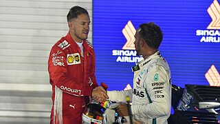 Wie schon am Samstag triumphiert Lewis Hamilton auch am Sonntag eindeutig in Singapur - eine Herausforderung durch Ferrari und Red Bull kam nicht zustande, nur Überrundungen machten Hamilton das Leben schwer. Als er die passiert hatte, war die Sache erledigt. Hinter ihm ging es aber rund in Singapur - hier gibt es das Rennen zusammengefasst, Team für Team., Foto: Sutton