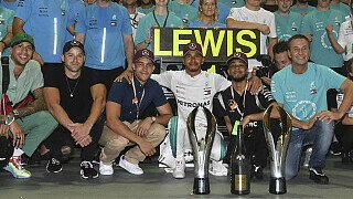Lewis Hamilton drückte der Formel 1 in Singapur seinen Stempel auf - und enteilt in der WM. In Italien beschwört man schon das Ende der Fahrer-Weltmeisterschaft herauf. Die Pressestimmen., Foto: Sutton