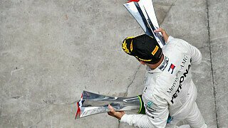 Daily Mail (England): "Lewis Hamilton gewinnt einen umstrittenen Grand Prix, während Max Verstappen die Fäuste fliegen lässt. Er nennt Esteban Ocon einen verdammten Idioten, nachdem der rücksichtslose Franzose ihm den Sieg gestohlen hat. Mercedes gewinnt und genießt den fünften Titel für das Team.", Foto: Sutton