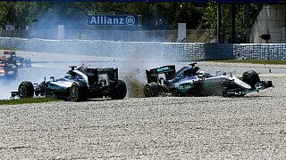 2016 - Der Silber-Super-GAU führt zur Sensation
Die Siegerfrage vor den Rennen der Saison 2016 war eigentlich immer dieselbe: Lewis Hamilton oder Nico Rosberg? Die dominanten Mercedes-Piloten sicherten sich auch in Spanien die erste Startreihe. Diesmal sollte es aber kein Doppelsieg werden, stattdessen gab es eine Katastrophe für die Silberpfeile. Hamilton und Rosberg kamen nicht einmal eine Runde weit. In der Starphase crashten sie in Kurve vier, und ließen Toto Wolff sowie Niki Lauda dadurch fuchsteufelswild werden. Der Weg war somit frei für den Sieg von Daniel Ricciardo im Red Bull. Nun eigentlich, denn sein Team holte ihn zu einem unnötigen Boxenstopp herein. In Führung lag nun sein Teamkollege Max Verstappen, der gerade erst von Torro Rosso ins A-Team befördert wurden war. Der damals erst 18-Jährige hielt dem Druck des schnelleren Ferrari von Kimi Räikkönen stand und sicherte sich im ersten Rennen für Red Bull den Sieg. Den Rekord für den jüngsten Sieger der Königsklasse unterbot er damit um satte drei Jahre.
, Foto: LAT Images