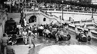 1950: Hohe Wellen bringen Wasser auf die Fahrbahn. Der Führende, Juan Manuel Fangio, kommt durch. Dahinter kommt es in der ersten Runde zu einer Massenkollision: Neun Piloten scheiden aus dem Rennen aus, darunter auch der spätere Weltmeister Giuseppe Farina. , Foto: LAT Images