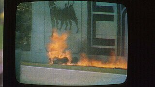 Imola 1989: Gerhard Berger rast in der vierten Runde mit rund 280 km/h auf die Tamburello-Kurve zu. Bis zu Ayrton Sennas tödlichem Rennunfall fünf Jahre später war diese noch als Hochgeschwindigkeitskurve konzipiert, die mit über 300 km/h durchfahren werden konnte. Doch Bergers Ferrari schießt geradeaus und schlägt ungebremst in die Streckenmauer ein - lodernde Flammen überall., Foto: LAT Images