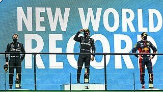 Die Pressestimmen zum Großen Preis von Portugal Lewis Hamilton hat mit seinem Sieg in Portimao den zweiten großen Rekord von Michael Schumacher gebrochen. Sein 92. Sieg macht ihn zur alleinigen Nummer eins in den Geschichtsbüchern der Königsklasse. Die internationale Presse huldigt dem neuen Herrscher der Formel 1.