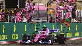 Sakhir 2020: Für die spektakulärste Aufholjagd der jüngeren F1-Geschichte sorgte Sergio Perez im Jahr 2020 in Bahrain. Nach einer Kollision mit Charles Leclerc in Kurve vier liegt der Racing Point am Ende der ersten Runde auf dem 18. und letzten Platz. Der Mexikaner gibt nicht auf und kämpft sich zurück, nach 57 Runden liegt er sensationell auf Platz drei. Es folgen ein spätes Safety-Car und ein Reifenchaos beim Mercedes-Team, wodurch Perez die Führung übernimmt. Beim Restart setzt er sich ab und gewinnt wenig später zum ersten Mal in seiner Karriere ein Formel-1-Rennen., Foto: LAT Images Sakhir 2020: Für die spektakulärste Aufholjagd der jüngeren F1-Geschichte sorgte Sergio Perez im Jahr 2020 in Bahrain. Nach einer Kollision mit Charles Leclerc in Kurve vier liegt der Racing Point am Ende der ersten Runde auf dem 18. und letzten Platz. Der Mexikaner gibt nicht auf und kämpft sich zurück, nach 57 Runden liegt er sensationell auf Platz drei. Es folgen ein spätes Safety-Car und ein Reifenchaos beim Mercedes-Team, wodurch Perez die Führung übernimmt. Beim Restart setzt er sich ab und gewinnt wenig später zum ersten Mal in seiner Karriere ein Formel-1-Rennen., Foto: LAT Images