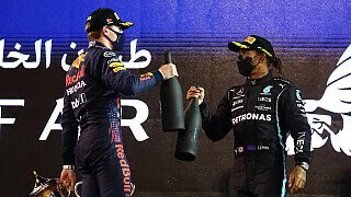 Die Pressestimmen zum Großen Preis von Bahrain Was ein Saisonstart. Lewis Hamilton und Max Verstappen duellieren sich bis zur letzten Runde, Sebastian Vettel blamiert sich beim Aston-Martin-Einstand und Mick Schumacher überzeugt trotz Dreher. Das mediale Bild zum ersten Grand Prix der Formel-1-Saison 2021. , Foto: LAT Images