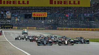 Auf der ersten Runde des Grand Prix in Silverstone kämpfen Lewis Hamilton und Max Verstappen um die Führung. In der Copse-Kurve kracht es und der Red-Bull-Pilot fliegt von der Strecke ab und schlägt hart in der Wand ein. Wer war Schuld an diesem Unfall? Hier die Reaktionen ihrer Formel-1-Kollegen.
