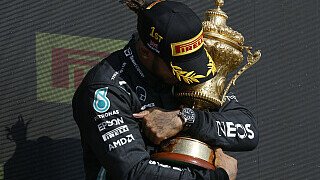 Die Pressestimmen zum Großen Preis von Großbritannien
Lewis Hamilton steht nach seinem Unfall mit Max Verstappen, seiner Aufholjagd und seinem achten Sieg im Rampenlicht der internationalen Presse. Nach Verstappens Nullrunde hat er sich im WM-Kampf zurückgemeldet., Foto: LAT Images