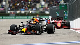 Rückschlag im Titelkampf. Beim Russland Grand Prix 2021 musste Max Verstappen strafbedingt von Platz 20 starten. Das Rennen beendete der Niederländer jedoch auf Platz zwei direkt hinter WM-Rivale Lewis Hamilton. Das bedeutete nicht nur wichtige Zähler im Kampf um die WM-Krone, sondern auch eine sensationelle Aufholjagd, die durch gute strategische Entscheidungen des Teams begünstigt wurde. Verstappen wechselte schon früh auf Intermediates - und machte so einiges an Boden gut., Foto: LAT Images Rückschlag im Titelkampf. Beim Russland Grand Prix 2021 musste Max Verstappen strafbedingt von Platz 20 starten. Das Rennen beendete der Niederländer jedoch auf Platz zwei direkt hinter WM-Rivale Lewis Hamilton. Das bedeutete nicht nur wichtige Zähler im Kampf um die WM-Krone, sondern auch eine sensationelle Aufholjagd, die durch gute strategische Entscheidungen des Teams begünstigt wurde. Verstappen wechselte schon früh auf Intermediates - und machte so einiges an Boden gut., Foto: LAT Images
