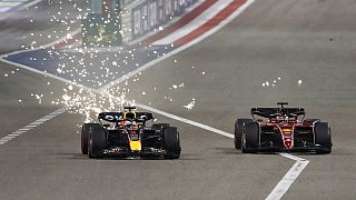 Bahrain 2022 - Mit dem Duell in der Wüste in die neue Ära
Die Saison 2022 unter neuen Regeln wurde zu einem Triumphzug für Red Bull und Max Verstappen. Beim Saisonauftakt in Bahrain hatte dies allerdings noch anders ausgesehen. Mit Charles Leclerc und Ferrari hatten die Bullen einen mehr als ebenbürtigen Gegner. Dass mit den neuen Ground-Effekt-Autos der Formel 1 gekämpft werden kann, bewiesen die beiden Kontrahenten in zwei packenden Duellen um die Führung. Verstappen versuchte zweimal den Angriff nach einem Undercut, doch Leclerc konterte beide Male exzellent. Am Ende hatte nur Ferrari Grund zu Jubeln, denn der späte Ausfall beider Red Bull mit defektem Benzinsystem gab dem spektakulären Auftakt noch ein weiteres dramatisches Element.
, Foto: LAT Images
