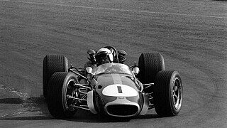 2022 findet das 51. Formel-1-Rennen auf kanadischem Boden statt. Den ersten Großen Preis von Kanada hat der Australier Jack Brabham 1967 für sich entschieden. Insgesamt ist es ihm in seiner Karriere dreimal gelungen, die Fahrerweltmeisterschaft zu gewinnen (1959, 1960 und 1966). Wegen seiner tiefschwarzen Haare wurde er von seinen Kollegen und der Presse auch "Black Jack" genannt. Auf dem Bild oben ist er beim Pilotieren des Boliden zu sehen, mit dem er auch den ersten Großen Preis von Kanada einfahren konnte: der Brabham BT24., Foto: LAT Images