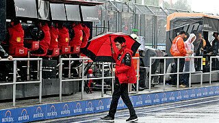  Mattia Binotto (2019 - 2022)
Am Ende stand er im Regen. Mattia Binottos Amtszeit bei Ferrari war ein Auf und Ab mit vielen Kontroversen. Die FIA unterband Ende 2019 eine Motorenschummelei Ferraris und die Folge war der größte sportliche Absturz der Scuderia im 21. Jahrhundert: Nur WM-Rang sechs wurde 2020 erreicht. Danach gelang dem heute 53-Jährigen ein bemerkenswerter Umschwung. Auf Platz drei im Jahr 2021 folgte im ersten Jahr der neuen Regelgeneration 2022 sogar, zumindest zu Saisonbeginn, der WM-Kampf gegen Red Bull. Trotz Rang zwei und vier eingefahrenen Siegen musste Binotto gehen. Zahlreiche Strategiefehler und Unzuverlässigkeit beim Motor waren der Ferrari-Chefetage anscheinend zu viel. Am 31.12.2022 wird Binotto seinen Posten in Maranello räumen.
, Foto: LAT Images
