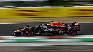 Sieg trotz Dreher? Für Max Verstappen gar kein Problem! Der Niederländer startete beim Ungarn Grand 2022 Prix lediglich von Platz 10 - und gewann das Rennen mit knapp acht Sekunden Vorsprung vor Lewis Hamilton. Das Besondere? Nachdem Verstappen die Führung übernommen hatte, drehte er sich in Runde 42 und verlor den Platz an der Spitze vorerst wieder an Charles Leclerc - allerdings überholte er den Monegassen in Runde 45 prompt wieder und gab die Führung nicht mehr ab., Foto: LAT Images Sieg trotz Dreher? Für Max Verstappen gar kein Problem! Der Niederländer startete beim Ungarn Grand 2022 Prix lediglich von Platz 10 - und gewann das Rennen mit knapp acht Sekunden Vorsprung vor Lewis Hamilton. Das Besondere? Nachdem Verstappen die Führung übernommen hatte, drehte er sich in Runde 42 und verlor den Platz an der Spitze vorerst wieder an Charles Leclerc - allerdings überholte er den Monegassen in Runde 45 prompt wieder und gab die Führung nicht mehr ab., Foto: LAT Images