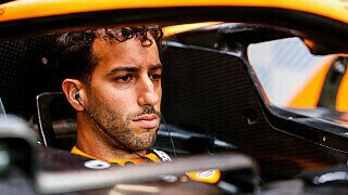 2021 - Ricciardo zu McLaren: Das hatte sich Daniel Ricciardo sicher anders vorgestellt. Bei Red Bull noch regelmäßiger Podestbesucher wechselte er zunächst zu Renault und überzeugte auch dort mit weniger konkurrenzfähigem Auto. Mit dem Wechsel zu McLaren sollte noch einmal der Angriff auf die Spitze erfolgen, doch dies gelang nur bei diesem einem sensationellen Rennen in Monza, in dem er die lange Sieglosigkeit des Traditionsrennstalls beendete. Ansonsten blieb Ricciardo völlig hinter den Erwartungen zurück und wurde von Teamkollege Lando Norris besonders in der Saison 2022 phasenweise deklassiert. Vor dem Belgien Grand Prix zog McLaren die Reißleine: Ricciardo wird 2023 nicht mehr im Auto sitzen., Foto: LAT Images