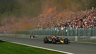 Die wohl berühmteste und beeindruckendste Aufholjagd der Verstappen-Geschichte durften Formel-1-Fans beim Belgien Grand Prix des Jahres 2022 bestaunen. Durch eine Motorenstrafe musste der Niederländer von Position 14 starten - und führte den Grand Prix bereits in Runde 12 erstmals wieder an! 32 Runden später stand der Sieger des Belgien Grands Prix mit 17,841 Sekunden Vorsprung fest. Es war Max Verstappen, der das Wochenende im Nachhinein als das beste seiner Karriere beschreibt - ob ihm in Saudi-Arabien ähnliches gelingt? , Foto: Getty Images / Red Bull Content Pool Die wohl berühmteste und beeindruckendste Aufholjagd der Verstappen-Geschichte durften Formel-1-Fans beim Belgien Grand Prix des Jahres 2022 bestaunen. Durch eine Motorenstrafe musste der Niederländer von Position 14 starten - und führte den Grand Prix bereits in Runde 12 erstmals wieder an! 32 Runden später stand der Sieger des Belgien Grands Prix mit 17,841 Sekunden Vorsprung fest. Es war Max Verstappen, der das Wochenende im Nachhinein als das beste seiner Karriere beschreibt - ob ihm in Saudi-Arabien ähnliches gelingt? , Foto: Getty Images / Red Bull Content Pool