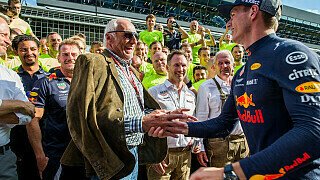 Unternehmer mit Liebe zum Motorsport: Einen Namen machte sich Dietrich "Didi" Mateschitz durch die Gründung der Energy-Drink-Marke Red Bull. Zusammen mit dem Tailänder Chaleo Yoovidhya gründete er 1984 die Red Bull GmbH, wodurch er sich später zum Multi-Milliardär machte. Der gebürtige Österreicher hatte eine große Leidenschaft für den Motorsport. Bei seinem Einstieg in die Formel 1 fungierte Red Bull vorerst als Sponsor für das Sauber-Team. 2004 kaufte er das Jaguar-Team auf und trat im anschließenden Jahr erstmals als Red Bull Racing an. Später übernahm Mateschitz dann auch das Minardi-Team, welches heute unter dem Namen AlphaTauri bekannt ist. Mateschitz bevorzugte es, sich aus der Öffentlichkeit zurückzuhalten, jedoch besuchte er die Rennen der Formel 1 bis zu seinem Tod regelmäßig. Ohne ihn wären die Erfolge der beiden Teams, der Red-Bull-Fahrer und zum Teil auch der aktuelle F1-Boom im Allgemeinen nicht möglich gewesen., Foto: Red Bull Content Pool - Peter Fox