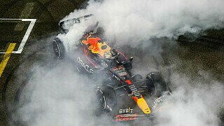Der RB18 war in der Saison 2022 das erste Weltmeister-Auto einer neuen Formel-1-Generation - und vor allem im Rennen sehr dominant. Zwar erlebte der RB18 mit drei Ausfällen in drei Rennen einen holprigen Start, rehabilitierte sich aber und konnte in der zweiten Saisonhälfte alle Rennen bis auf eins gewinnen. Insgesamt 17 Rennsiege, eingefahren von Max Verstappen und Sergio Perez, 28 Podestplätze und 759 Punkte konnte der RB18 einfahren. Lediglich die Pole-Statistik mit acht ersten Startplätzen bleibt im Vergleich zu den anderen Autos in dieser Liste unterdurchschnittlich., Foto: LAT Images Der RB18 war in der Saison 2022 das erste Weltmeister-Auto einer neuen Formel-1-Generation - und vor allem im Rennen sehr dominant. Zwar erlebte der RB18 mit drei Ausfällen in drei Rennen einen holprigen Start, rehabilitierte sich aber und konnte in der zweiten Saisonhälfte alle Rennen bis auf eins gewinnen. Insgesamt 17 Rennsiege, eingefahren von Max Verstappen und Sergio Perez, 28 Podestplätze und 759 Punkte konnte der RB18 einfahren. Lediglich die Pole-Statistik mit acht ersten Startplätzen bleibt im Vergleich zu den anderen Autos in dieser Liste unterdurchschnittlich., Foto: LAT Images