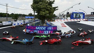 Formel E: Dennis-Wut nach Crash: Blödmann vergisst zu bremsen! Formel E: Dennis-Wut nach Crash: Blödmann vergisst zu bremsen!