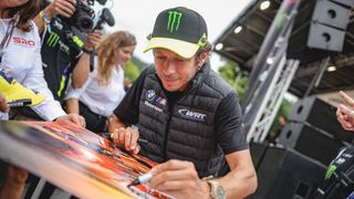Valentino Rossi unterschreibt BMW-Vertrag - und scheitert fast! Valentino Rossi unterschreibt BMW-Vertrag - und scheitert fast!