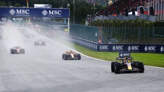 Verstappen gewinnt Sprint in Spa, Regenchaos verschiebt Start Verstappen gewinnt Sprint in Spa, Regenchaos verschiebt Start