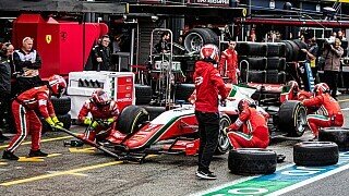 Chaos beim Formel-2-Start! Vesti verliert beide Hinterräder