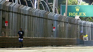 2015 - Betrunkener Fan auf der Strecke:
Sportlich erlebte Singapur eine für das Jahr 2015 faustdicke Überraschung. Die Dominatoren von Mercedes hatten auf dem engen Stadtkurs nichts mit dem Sieg zu tun. Stattdessen fuhr Sebastian Vettel seine erste Pole-Position für Ferrari ein und siegte vor seinem Ex-Teamkollegen Daniel Ricciardo und dem zweiten Ferrari von Kimi Räikkönen. Nico Rosberg blieb nur Rang vier, während Lewis Hamilton gar mit Motorschaden ausfiel. In Runde 37 erlebte jedoch nicht nur Mercedes, sondern das ganze Feld einen Schock. Ein offensichtlich angetrunkener Fan hatte es geschafft, auf die Strecke zu laufen. Die Rennleitung schickte sofort das Safety-Car raus. Sieger Vettel berichtete: