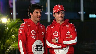Ferrari-Duo schlägt Red Bull
Charles Leclerc sicherte sich am Freitag im Qualifying die Bestzeit vor seinem Teamkollegen Carlos Sainz. Der Spanier konnte jedoch aufgrund einer Strafe nicht von dieser Position ins Rennen gehen. Es bedeutet aber dennoch, dass die Scuderia in der Qualifikation häufiger die Ränge 1 und 2 belegte als Red Bull. Nur einmal schafften Verstappen und Perez das, für die beiden Ferraris war es nach Mexiko das zweite 1-2 in diesem Jahr., Foto: LAT Images Ferrari-Duo schlägt Red Bull
Charles Leclerc sicherte sich am Freitag im Qualifying die Bestzeit vor seinem Teamkollegen Carlos Sainz. Der Spanier konnte jedoch aufgrund einer Strafe nicht von dieser Position ins Rennen gehen. Es bedeutet aber dennoch, dass die Scuderia in der Qualifikation häufiger die Ränge 1 und 2 belegte als Red Bull. Nur einmal schafften Verstappen und Perez das, für die beiden Ferraris war es nach Mexiko das zweite 1-2 in diesem Jahr., Foto: LAT Images