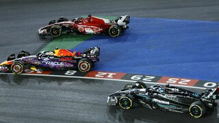 Las-Vegas-Party auf der Strecke
Nicht nur neben dem Strip Circuit gab es in Vegas Action. Auch auf der Strecke wurde mit Zweikämpfen und Überholmanövern nicht gespart. Insgesamt 82 Stück gab es im Rennen am Sonntag. Ein Trocken-Rekord in der F1-Saison 2023. Mehr Überholvorgänge erlebten wir in diesem Jahr nur bei der Regenschlacht von Zandvoort. , Foto: Getty Images / Red Bull Content Pool Las-Vegas-Party auf der Strecke
Nicht nur neben dem Strip Circuit gab es in Vegas Action. Auch auf der Strecke wurde mit Zweikämpfen und Überholmanövern nicht gespart. Insgesamt 82 Stück gab es im Rennen am Sonntag. Ein Trocken-Rekord in der F1-Saison 2023. Mehr Überholvorgänge erlebten wir in diesem Jahr nur bei der Regenschlacht von Zandvoort. , Foto: Getty Images / Red Bull Content Pool