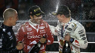 Erster WM-Doppelsieg für Red Bull
Charles Leclerc verhinderte auf der letzten Runde zwar noch einen Doppelsieg der beiden Red-Bull-Fahrer auf der Strecke. Doch in der Weltmeisterschaft reichte Perez' dritter Platz in Las Vegas locker, um einen Doppelsieg für die Bullen einzufahren - zum ersten Mal in der Geschichte des Teams. Auch in der Ära Vettel/Webber blieb der Mannschaft aus Milton Keynes dieser Erfolg verwehrt. Es ist überhaupt erst der zweite Vize-Weltmeistertitel nach Vettel 2009. , Foto: LAT Images Erster WM-Doppelsieg für Red Bull
Charles Leclerc verhinderte auf der letzten Runde zwar noch einen Doppelsieg der beiden Red-Bull-Fahrer auf der Strecke. Doch in der Weltmeisterschaft reichte Perez' dritter Platz in Las Vegas locker, um einen Doppelsieg für die Bullen einzufahren - zum ersten Mal in der Geschichte des Teams. Auch in der Ära Vettel/Webber blieb der Mannschaft aus Milton Keynes dieser Erfolg verwehrt. Es ist überhaupt erst der zweite Vize-Weltmeistertitel nach Vettel 2009. , Foto: LAT Images