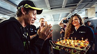 Valentino Rossi feiert 45. Geburtstag bei 12h Bathurst 2024