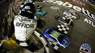 NASCAR Atlanta: Daniel Suarez gewinnt Three-Wide-Fotofinish nach Crash-Orgie
