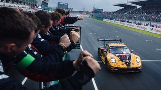 Manthey-Porsche gewinnt 24h Le Mans zum fünften Mal: Dieser Sieg ist Gold wert! Manthey-Porsche gewinnt 24h Le Mans zum fünften Mal: Dieser Sieg ist Gold wert!