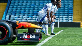 Red Bull vs. Leeds United: Fußballer rennen gegen Formel-1-Auto