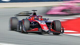 F2-Fahrer rollt über zwei Autos