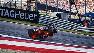 F2-Fahrer rollt über zwei Autos
