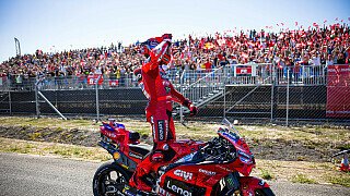 Fast auf den Tag genau sechs Jahre musste Marc Marquez auf den Gewinn seiner siebten MotoGP-Weltmeisterschaft warten. Nun gelang ihm in Motegi die feierliche Rückkehr auf den Thron der Königsklasse. Seit dem Thailand-GP 2019 hat sich allerdings einiges verändert. Motorsport-Magazin.com zeigt euch, wie die MotoGP-Welt zum Zeitpunkt des zuvor letzten WM-Gewinns von Marc Marquez am 6. Oktober 2019 aussah., Foto: Ducati Media