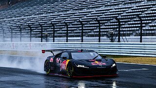 Max Verstappen mit SuperGT-Nissan Z NISMO GT500 im nassen Fuji