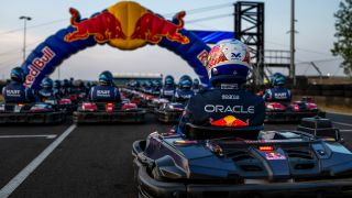 100 gegen einen! Max Verstappen stellt sich irrer Kart-Challenge von Red Bull 100 gegen einen! Max Verstappen stellt sich irrer Kart-Challenge von Red Bull