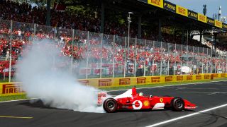 Alle Bilder: Sebastian Vettel fährt vor Italien GP 2026 in Michael Schumachers Ferrari F2002 Alle Bilder: Sebastian Vettel fährt vor Italien GP 2026 in Michael Schumachers Ferrari F2002