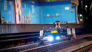 Formel 1: Red Bull schickt Vettels WM-Auto durch die Madrider U-Bahn