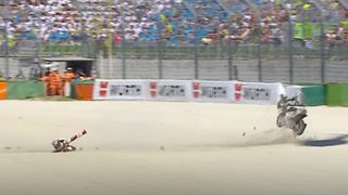 Bezzecchi crasht! Marquez siegt