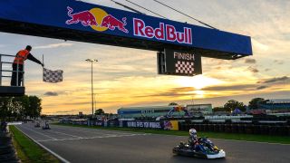 Max vs 100: Vierfacher Formel-1-Champion Max Verstappen überholt 100 Karts in 14 Runden