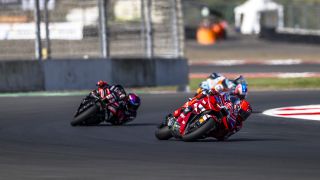 Marc Marquez neckt Aprilia