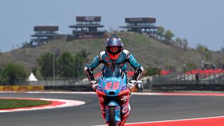 Dank Sieg in chaotischem Indonesien-GP: Maximo Quiles ist Moto3-Weltmeister 2026!