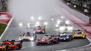 Toyota führt nach wildem Start