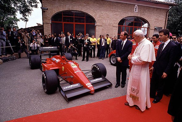 Auf McLaren Honda hatte 1988 offenbar auch der Papst keine Antwort - Foto: Ferrari Press Office