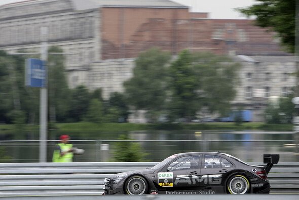 Mika Häkkinn bringt Mercedes nach vorne - Foto: DTM