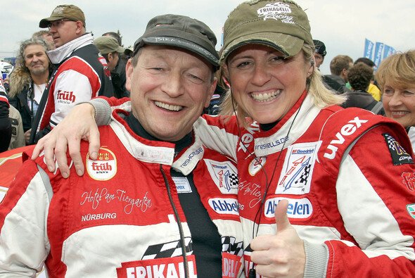 Klaus Abbelen mit seiner Lebensgefährtin und Teamkollegin Sabine Schmitz - Foto: Porsche