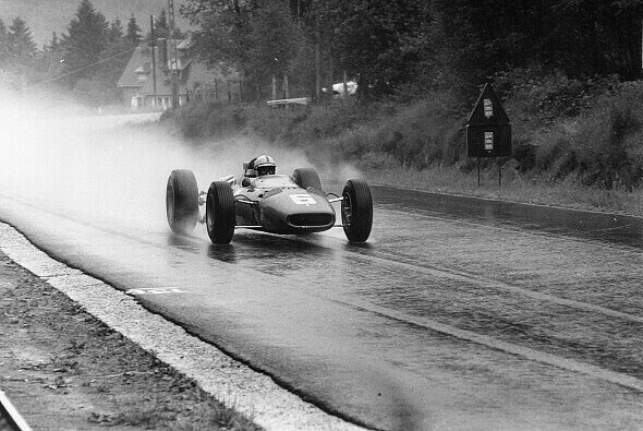 Ferrari-Mann Surtees kam mit dem Regenguss am besten zurecht - Foto: Shell